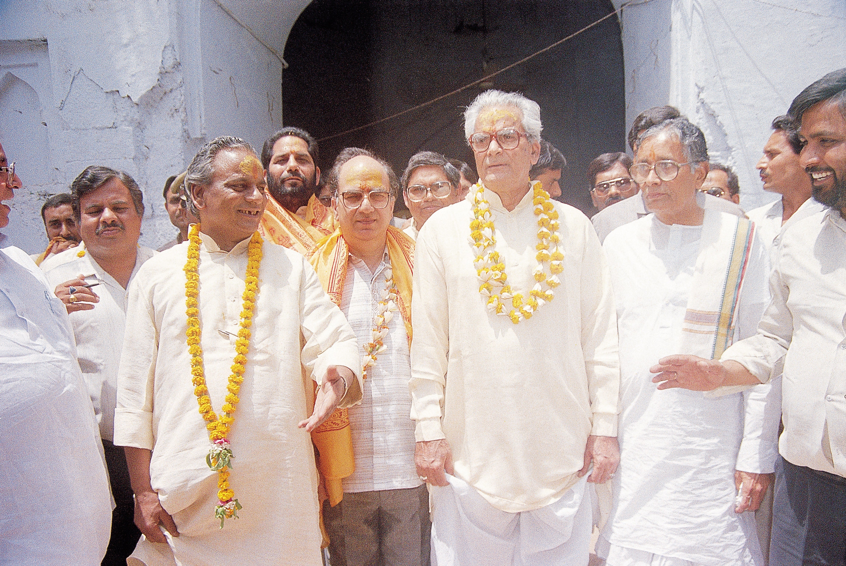 अयोध्या में सुंदल लाल पटवा, भैरो सिंह शेखावत के साथ कल्याण सिंह.