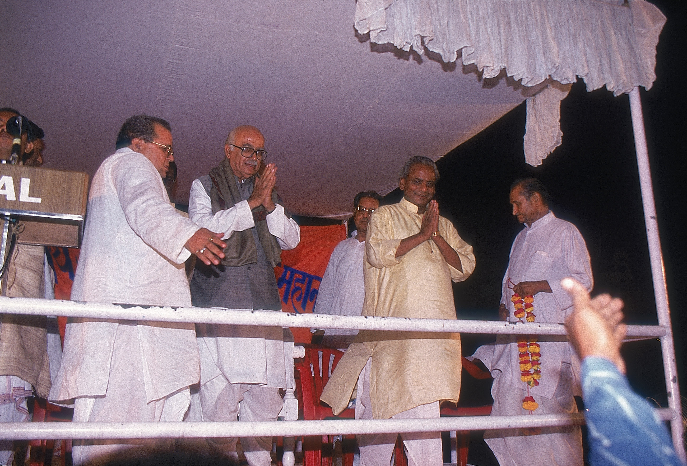 राम मंदिर आंदोलन के लिए लाल कृष्ण आडवाणी के द्वारा निकाली गई रथयात्रा के मंच पर कल्याण सिंह