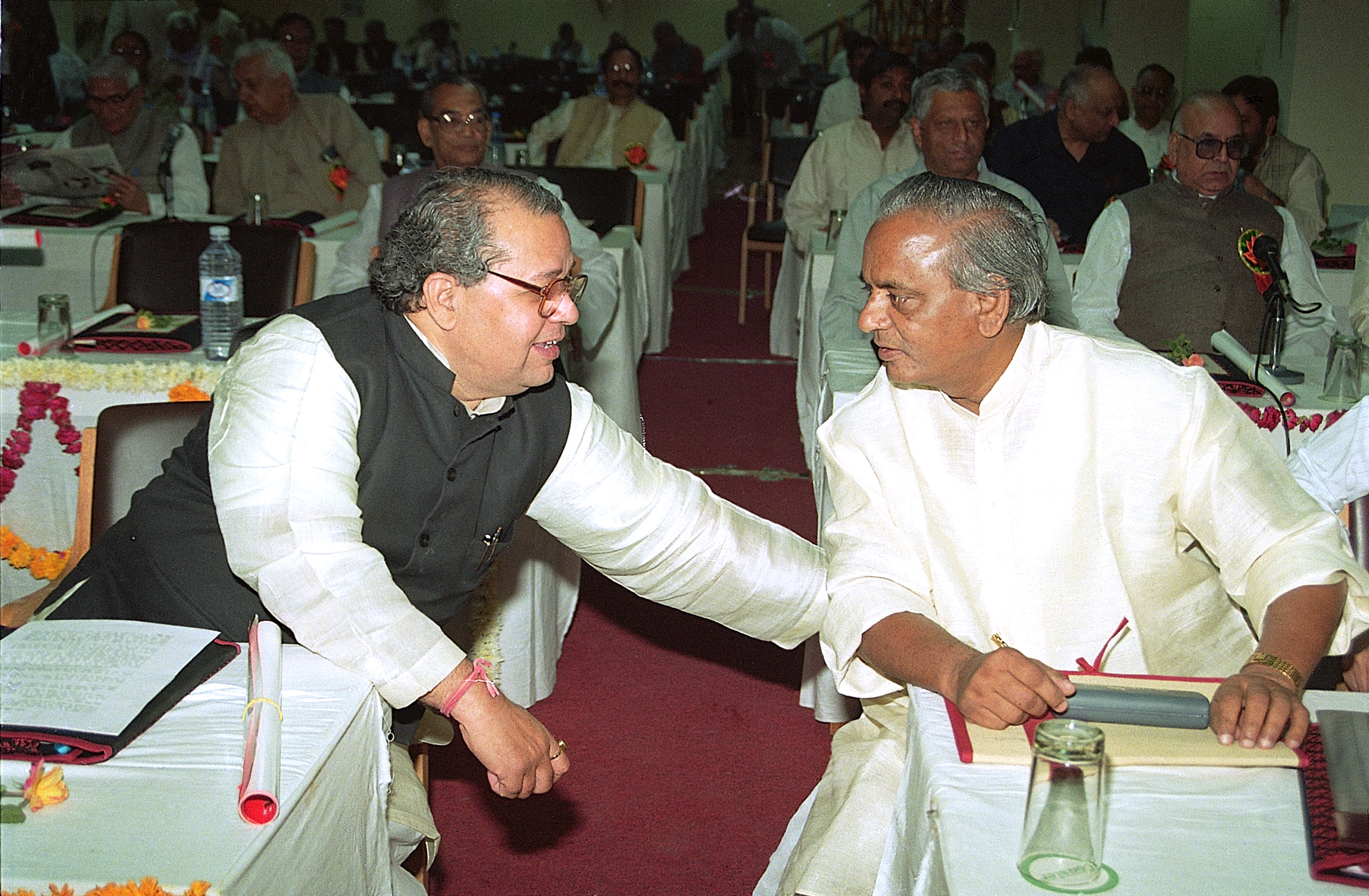 कलराज मिश्र के साथ गुफ्तगू करते कल्याण सिंह.