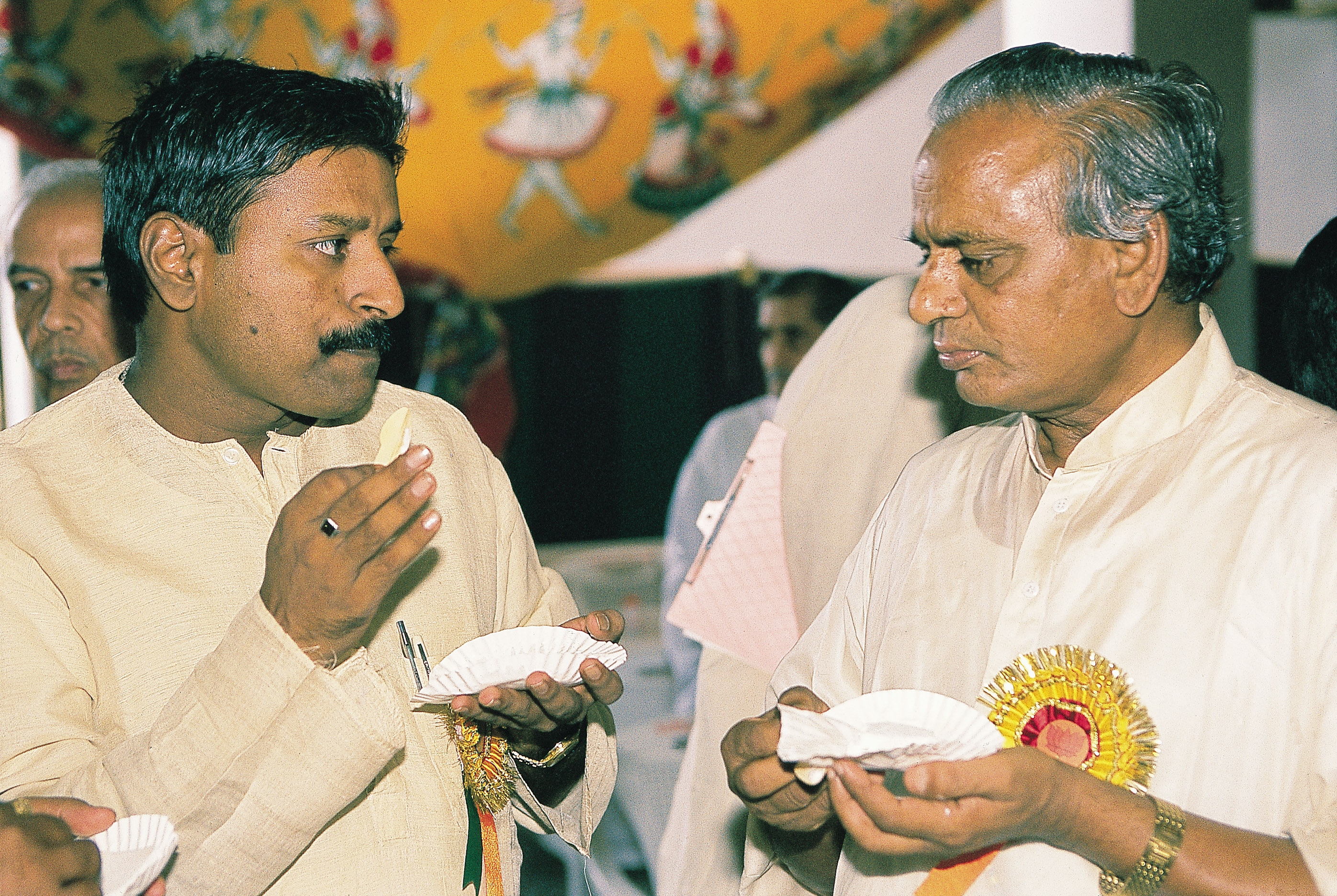 विनय कटियार के साथ बातचीत करते कल्याण सिंह.