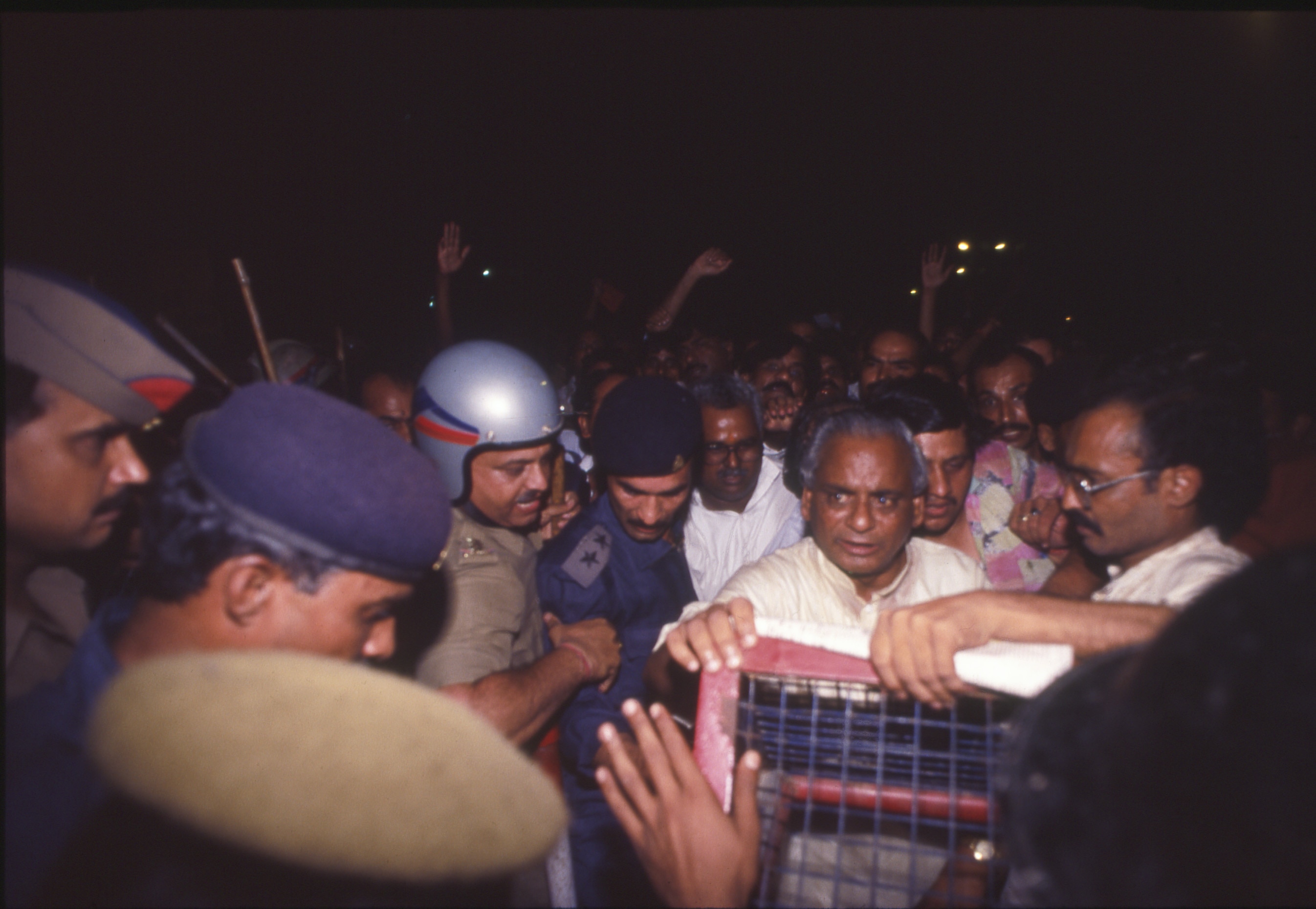 यूपी में राष्ट्रपति शासन लगने के बाद प्रदर्शन करते कल्याण सिंह