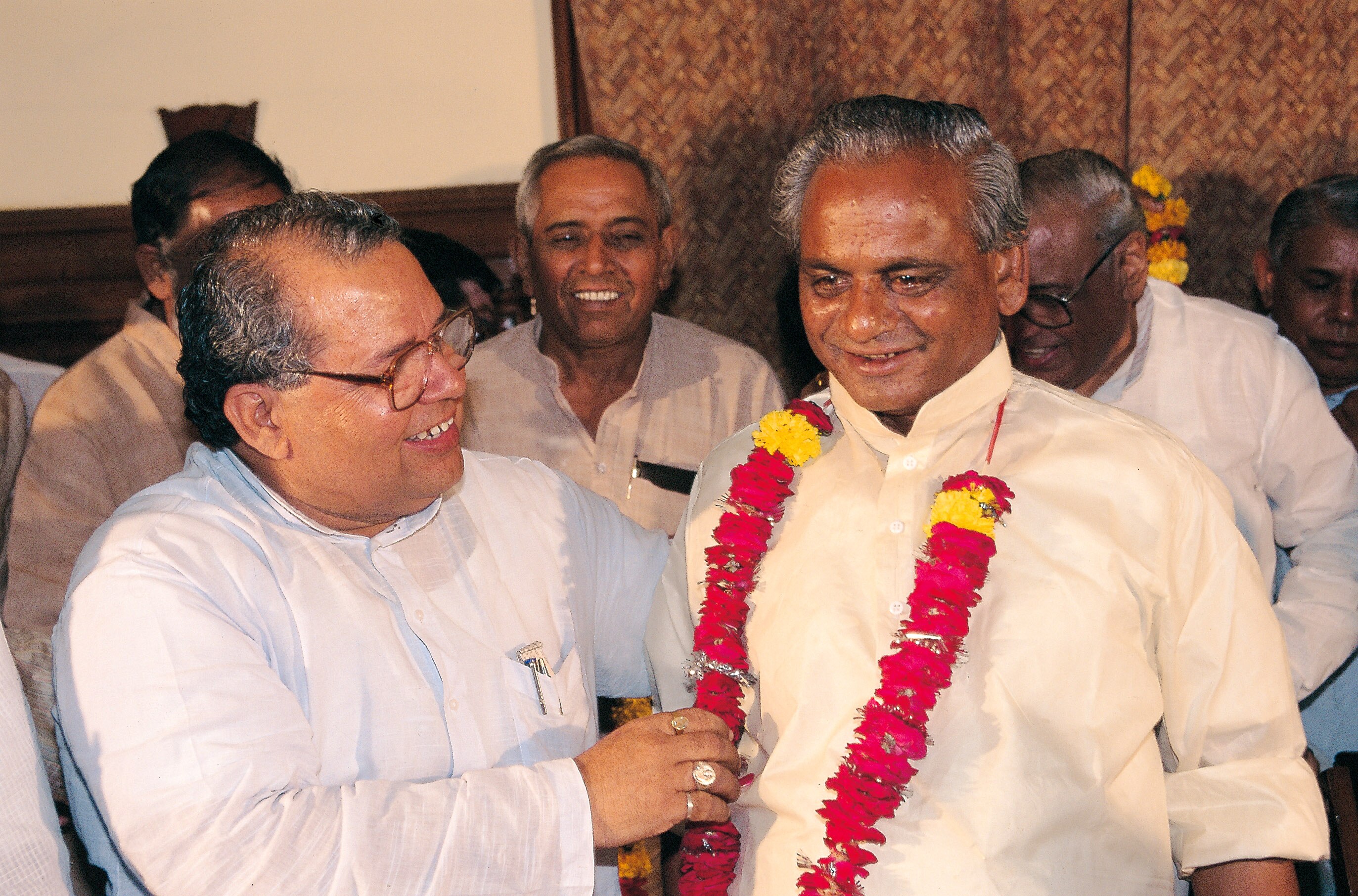 कल्याण सिंह को सम्मानित करते कलराज मिश्र.