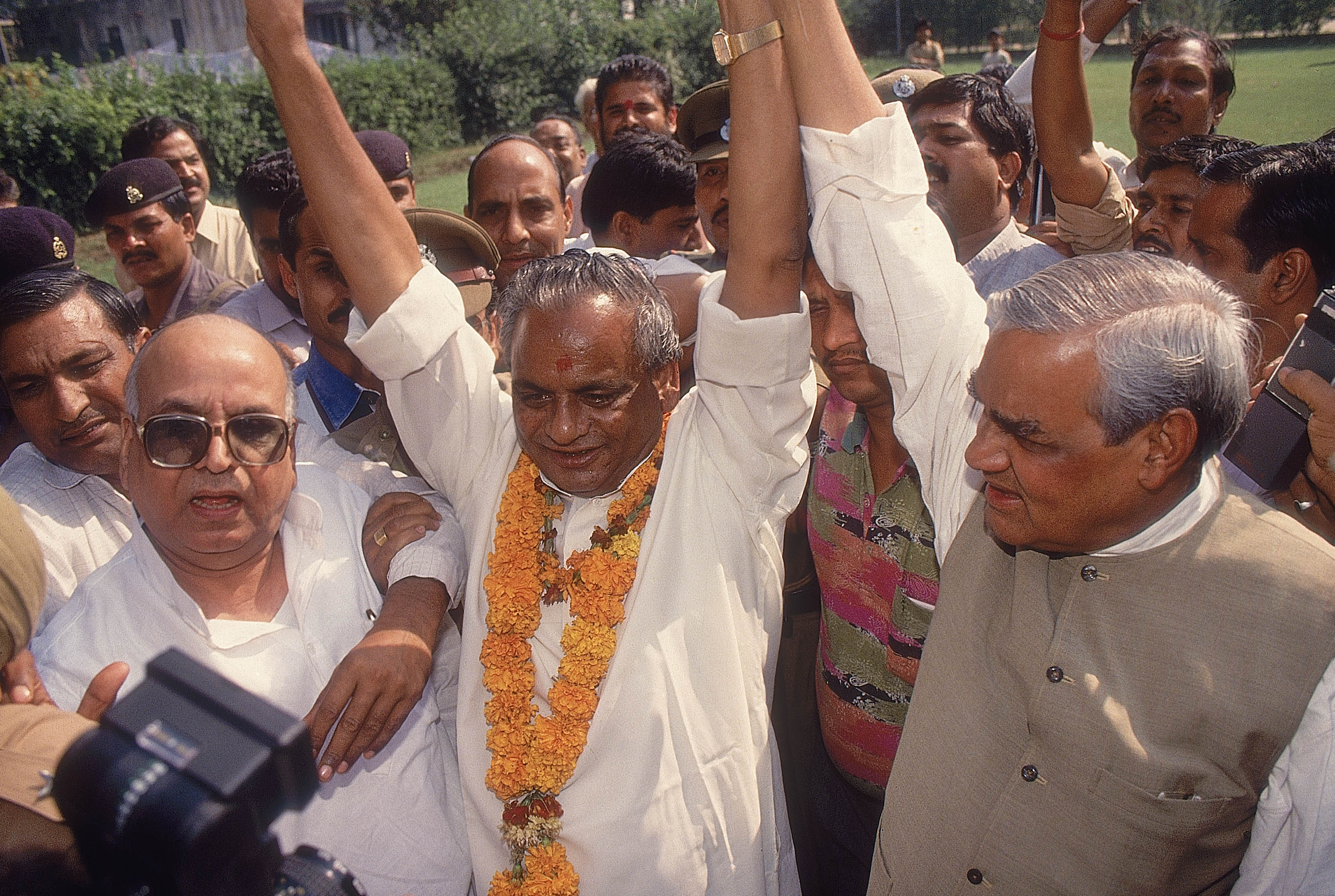 कल्याण सिंह के साथ जश्न मनाते पूर्व प्रधानमंत्री अटल बिहारी वाजपेयी