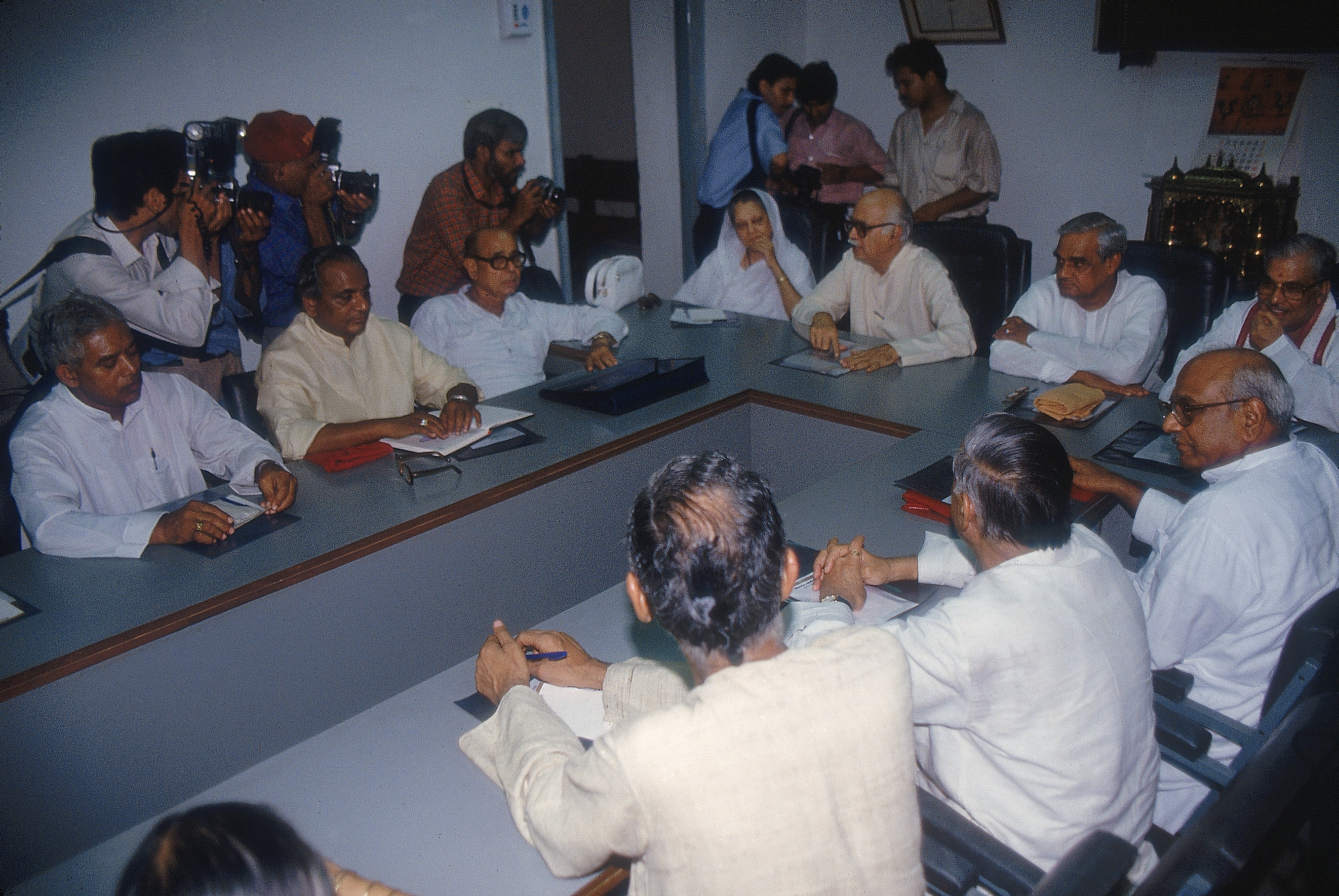 अटल बिहारी वाजपेयी, लाल कृष्ण आडवाणी, मुरली मनोहर जोशी और अन्य नेताओं के साथ कल्याण सिंह.