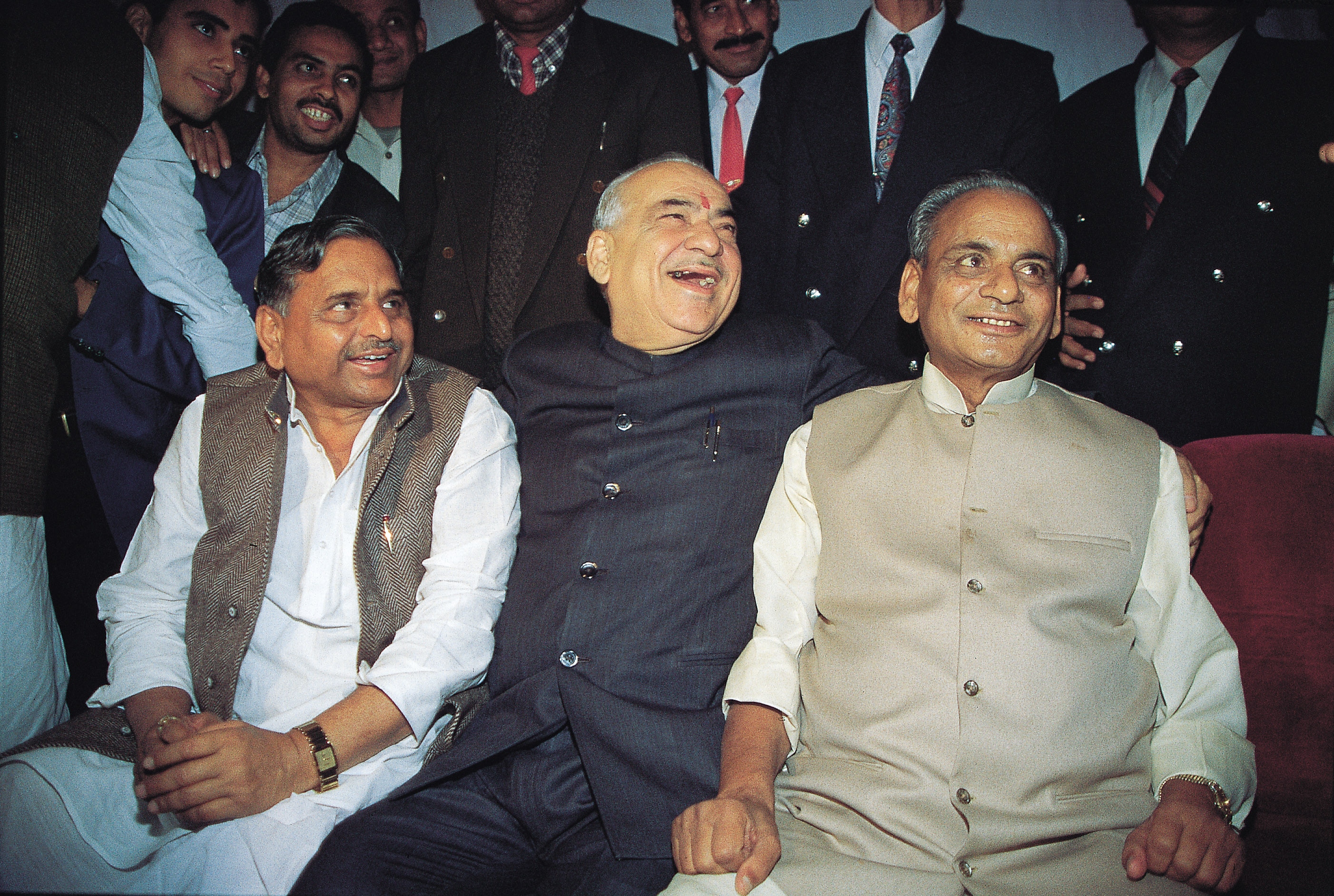 मुलायम सिंह यादव और मदन लाल खुराना के साथ कल्याण सिंह.