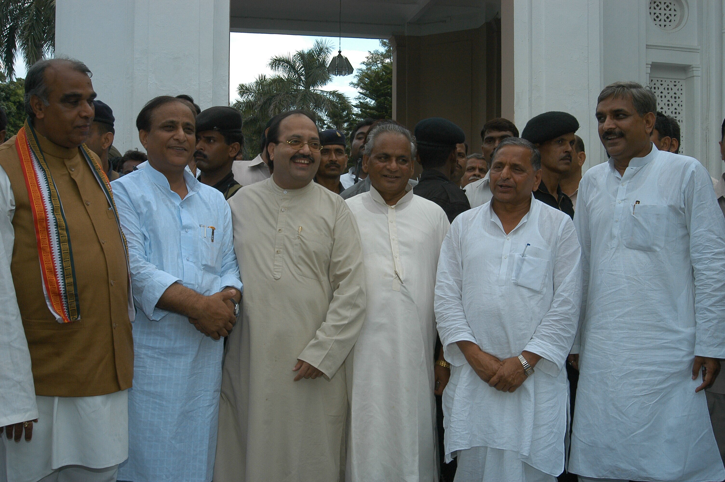 जगदंबिका पाल, आजम खां, अमर सिंह, प्रमोद तिवारी और मुलायम सिंह यादव के साथ कल्याण सिंह.