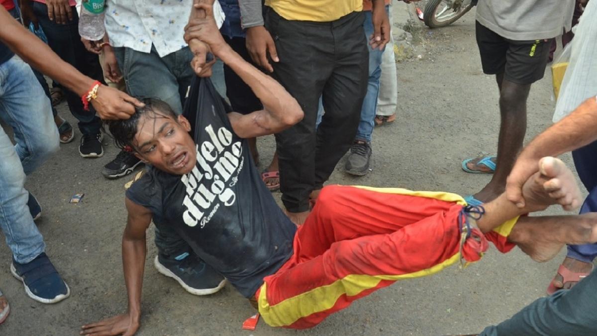 आरोपी को भीड़ में शामिल लोगों ने जमकर पीटा