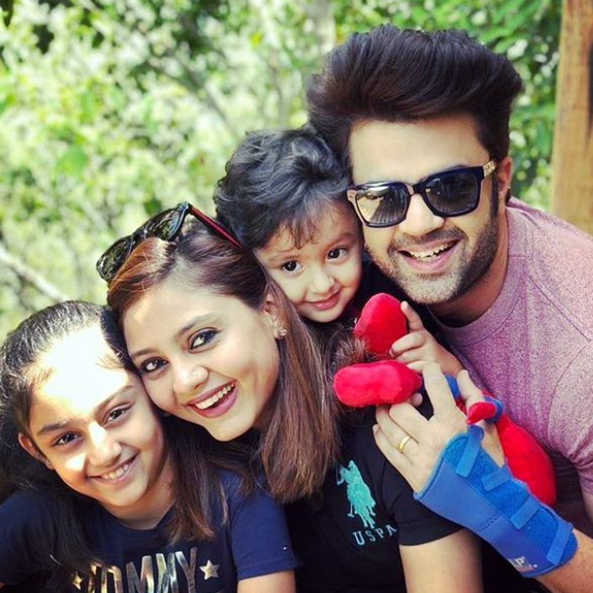 मनीष पॉल-संयुक्ता पॉल बच्चों के साथ 