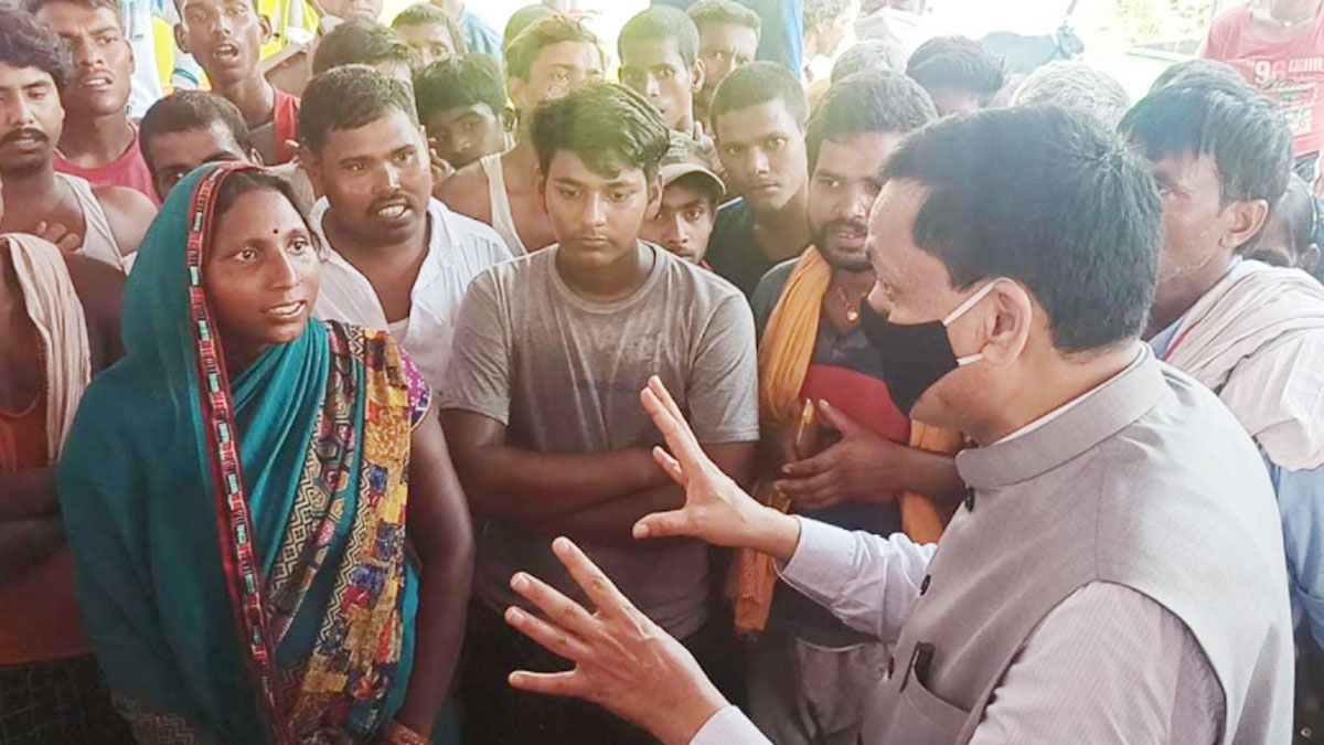 बाढ़ पीड़ितों ने BJP नेता से मांगी रोटी तो मिला उलटा जवाब