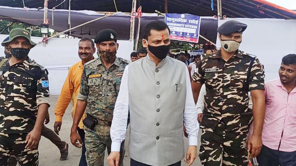 बाढ़ पीड़ितों ने BJP नेता से मांगी रोटी तो मिला उलटा जवाब