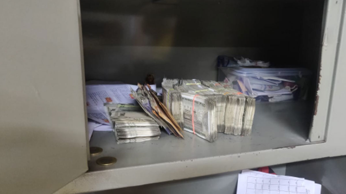 सिटी इंजीनियर और महिला क्लर्क को लोकायुक्त पुलिस ने रिश्वत लेते पकड़ा