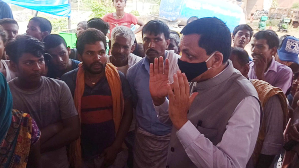 बाढ़ पीड़ितों ने BJP नेता से मांगी रोटी तो मिला उलटा जवाब
