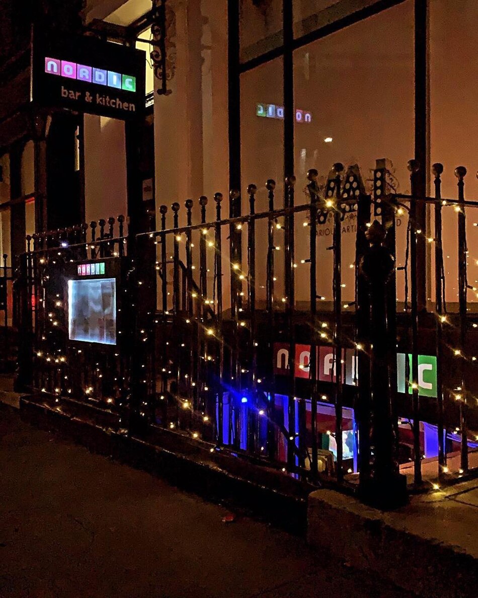 girls kissing in bar