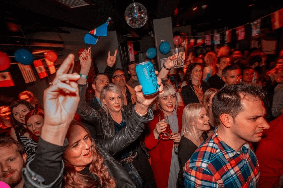 girls kissing in bar