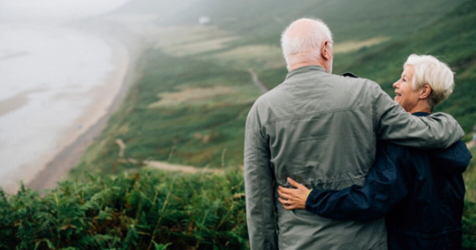 गर्लफ्रेंड के खर्चों से परेशान पुरुष