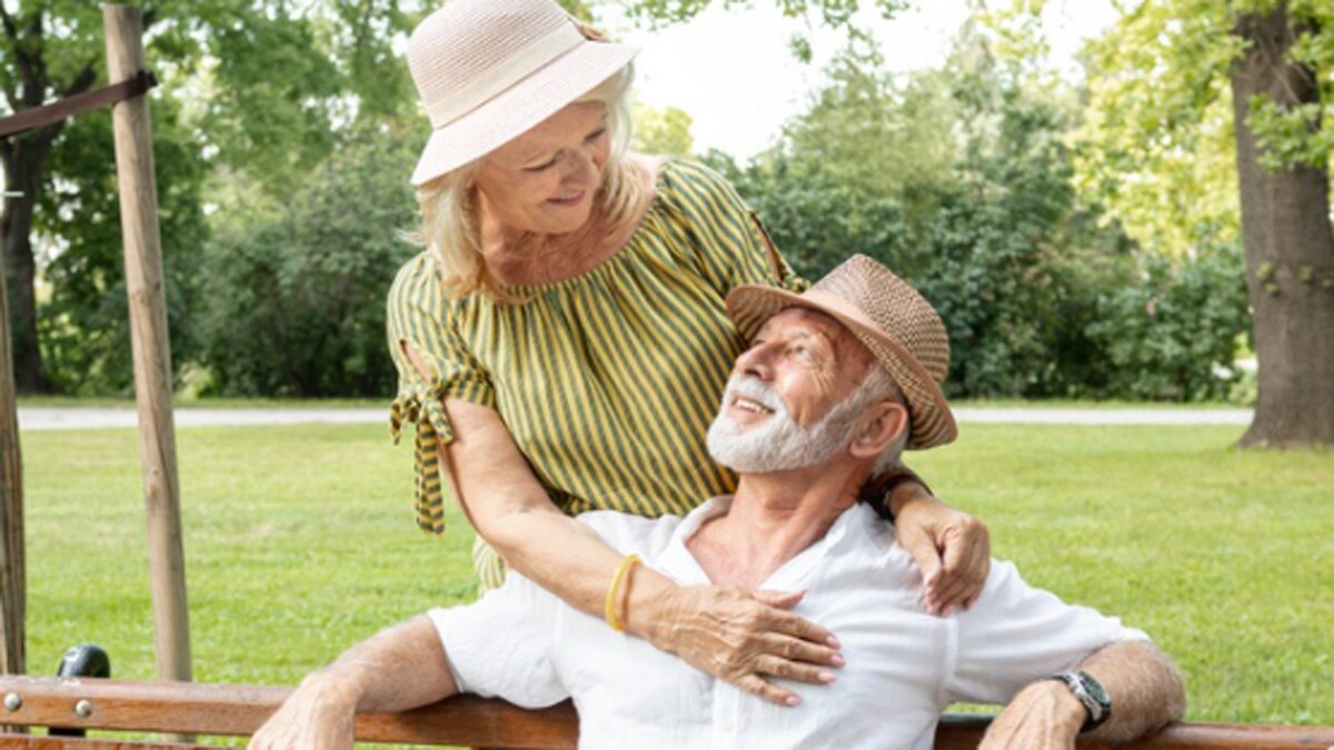 गर्लफ्रेंड के खर्चों से परेशान पुरुष