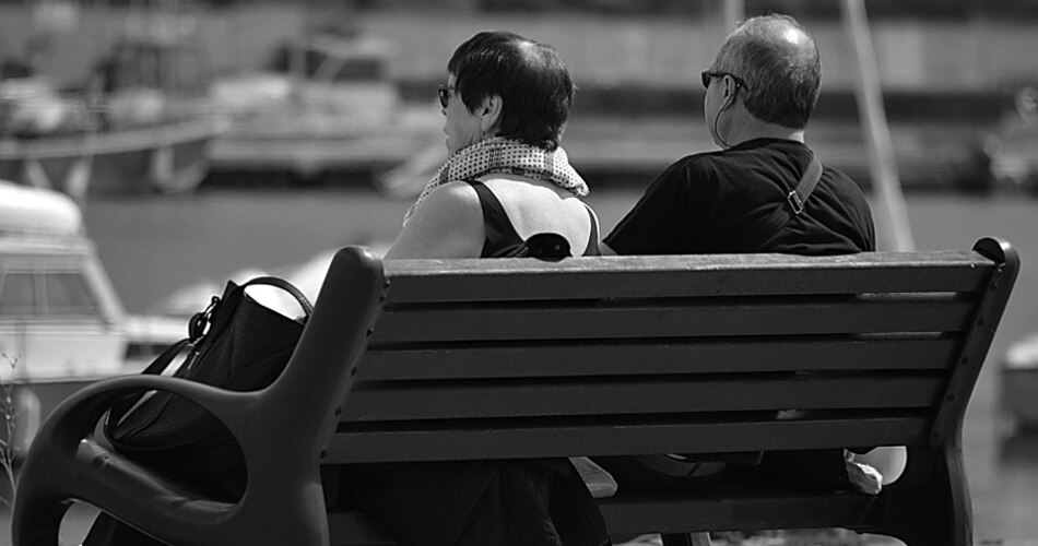 गर्लफ्रेंड के खर्चों से परेशान पुरुष