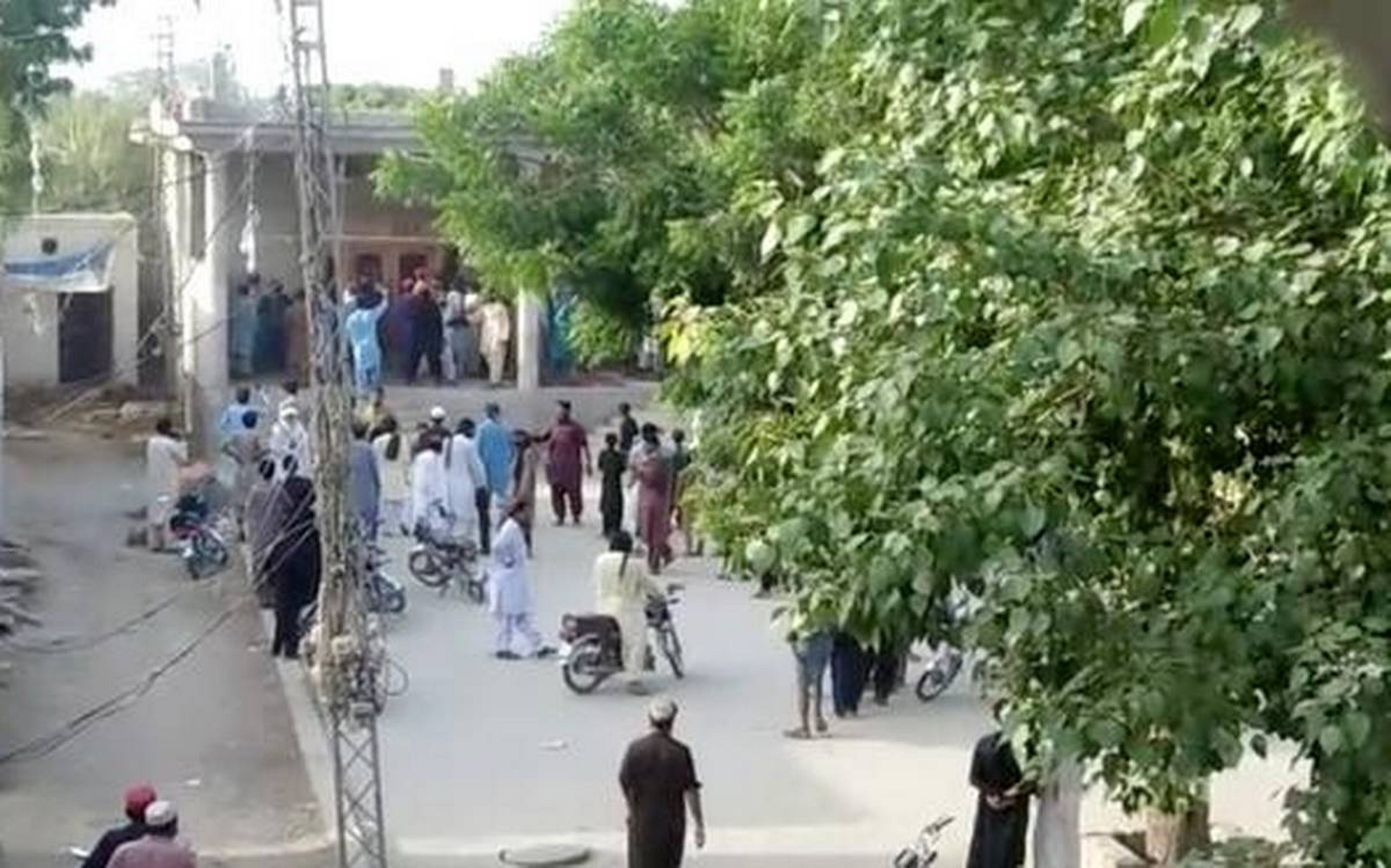 मंदिर में तोड़फोड़