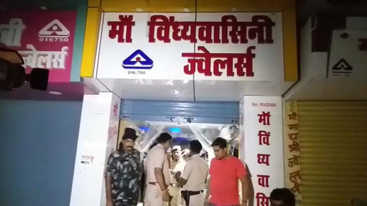 तिजोरी की चाबी न देने पर ज्वेलर को मारीं 28 गोलियां