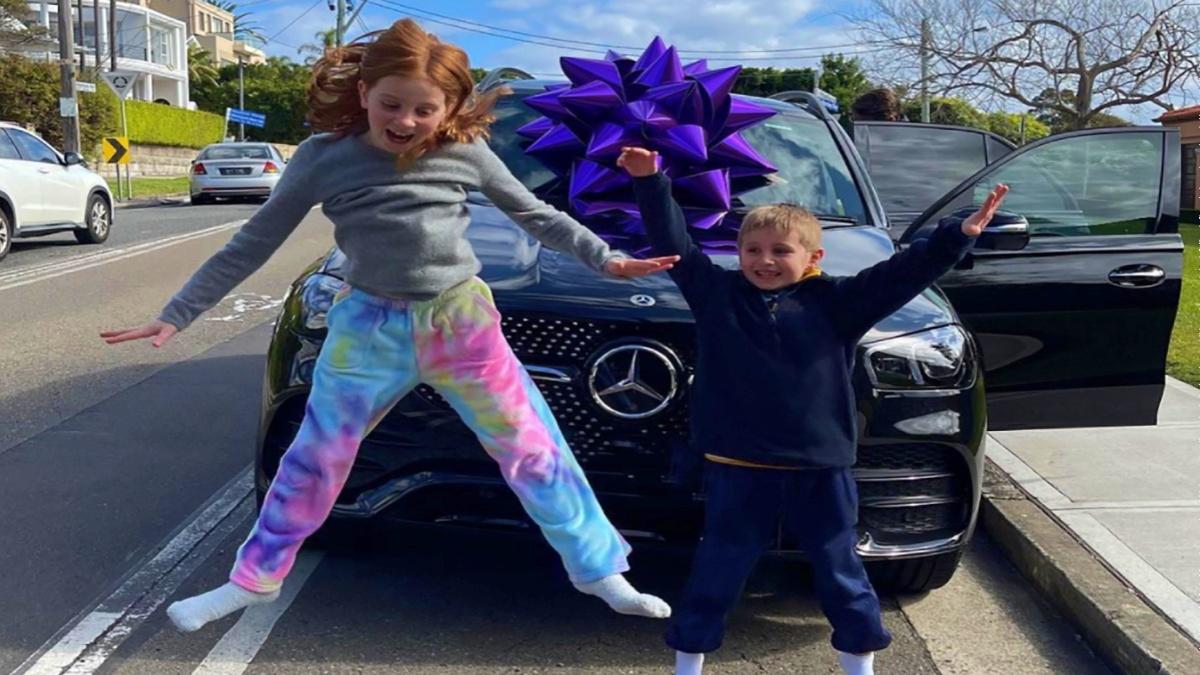 सात साल के बच्चे को गिफ्ट मिली 1.5 करोड़ की कार, PHOTOS वायरल