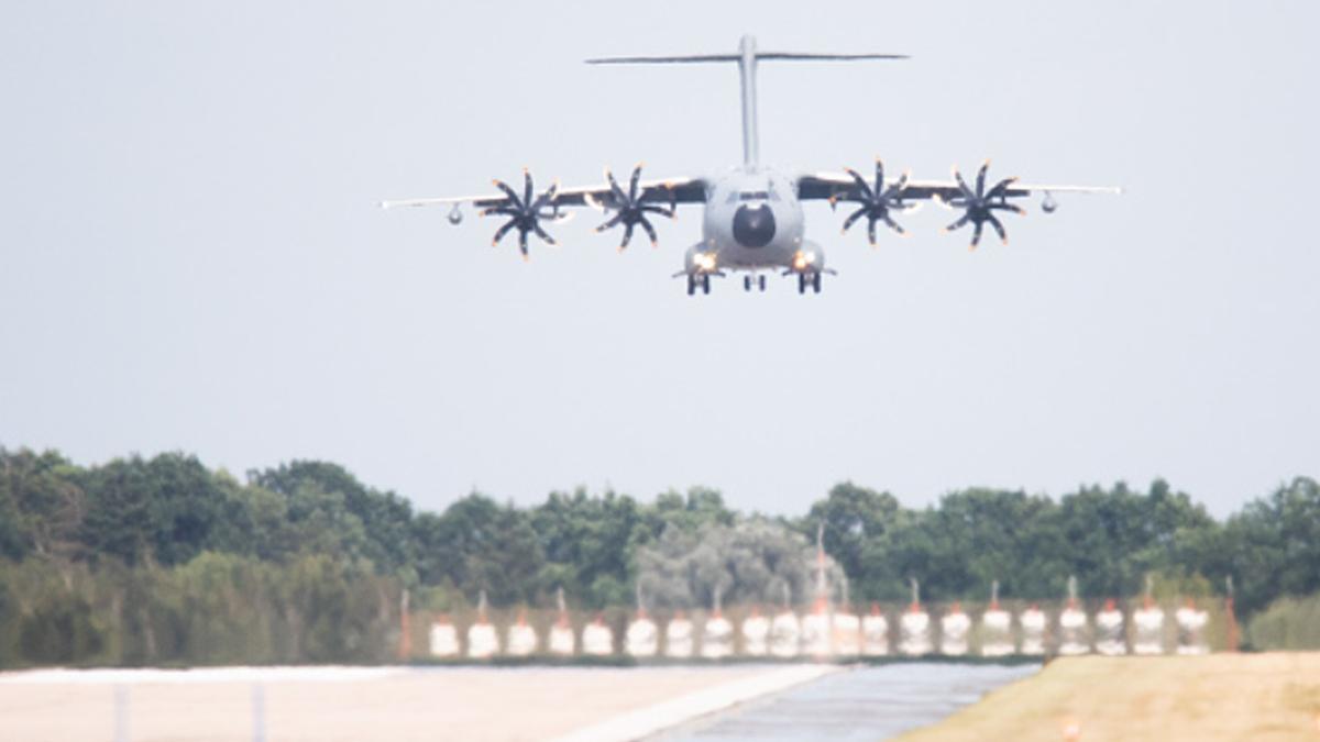 विमान के पहिए से लटके दो लोग गिरे