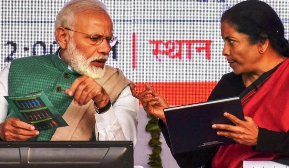 सरकार भारी कर्ज चुका रही है 