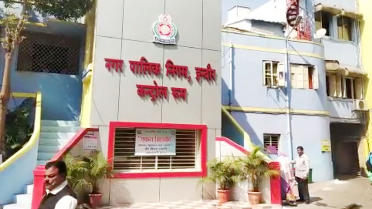 सिटी इंजीनियर और महिला क्लर्क को लोकायुक्त पुलिस ने रिश्वत लेते पकड़ा