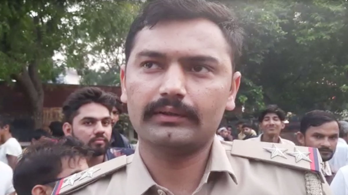 महिला ने कार सवार युवकों को पीटा 