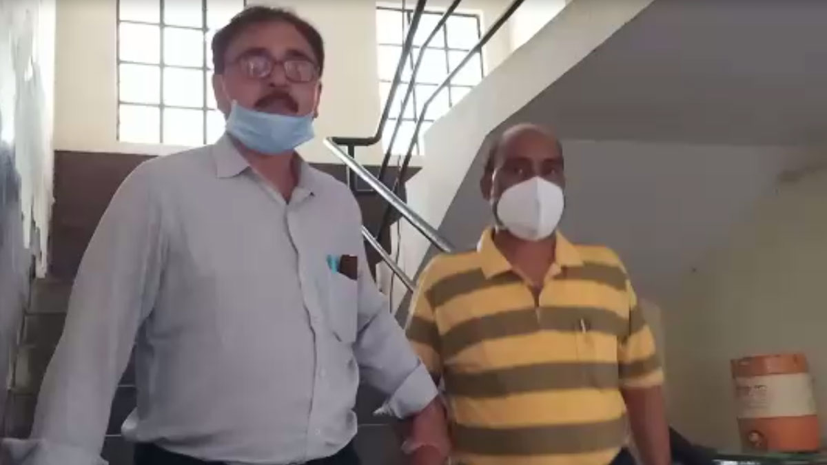 सिटी इंजीनियर और महिला क्लर्क को लोकायुक्त पुलिस ने रिश्वत लेते पकड़ा