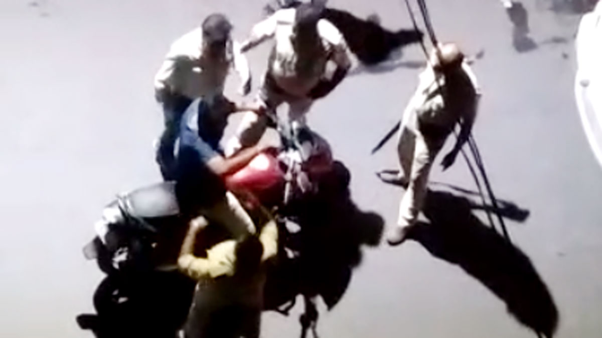 बीच सड़क पुलिस वालों ने बाइक सवार को मारे थप्पड़ 