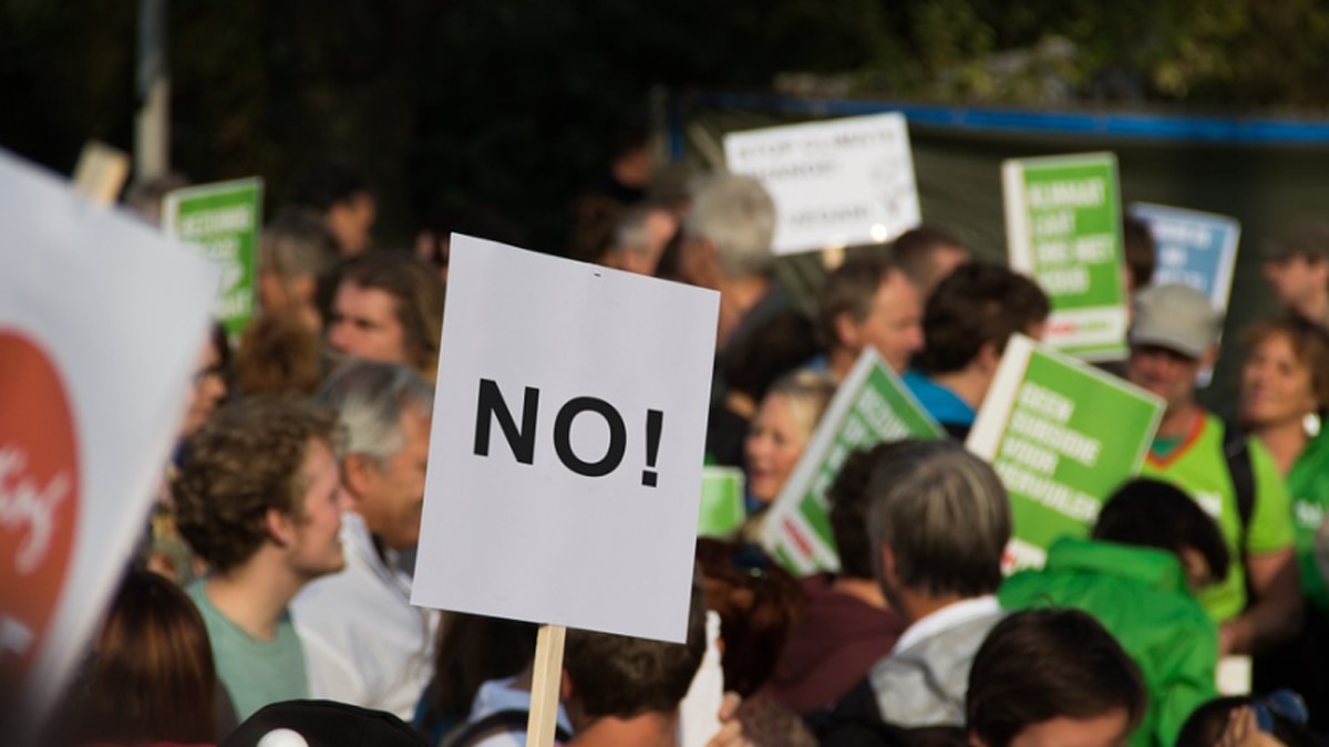 जज के खिलाफ प्रदर्शन