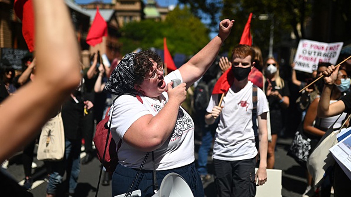 जज के खिलाफ प्रदर्शन