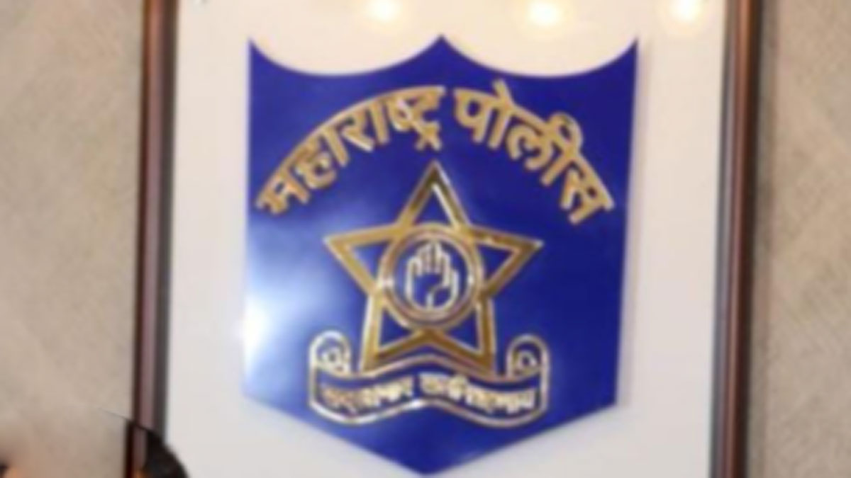 सड़क किनारे खड़ी बाइक को क्रेन ने सवार सहित उठाया