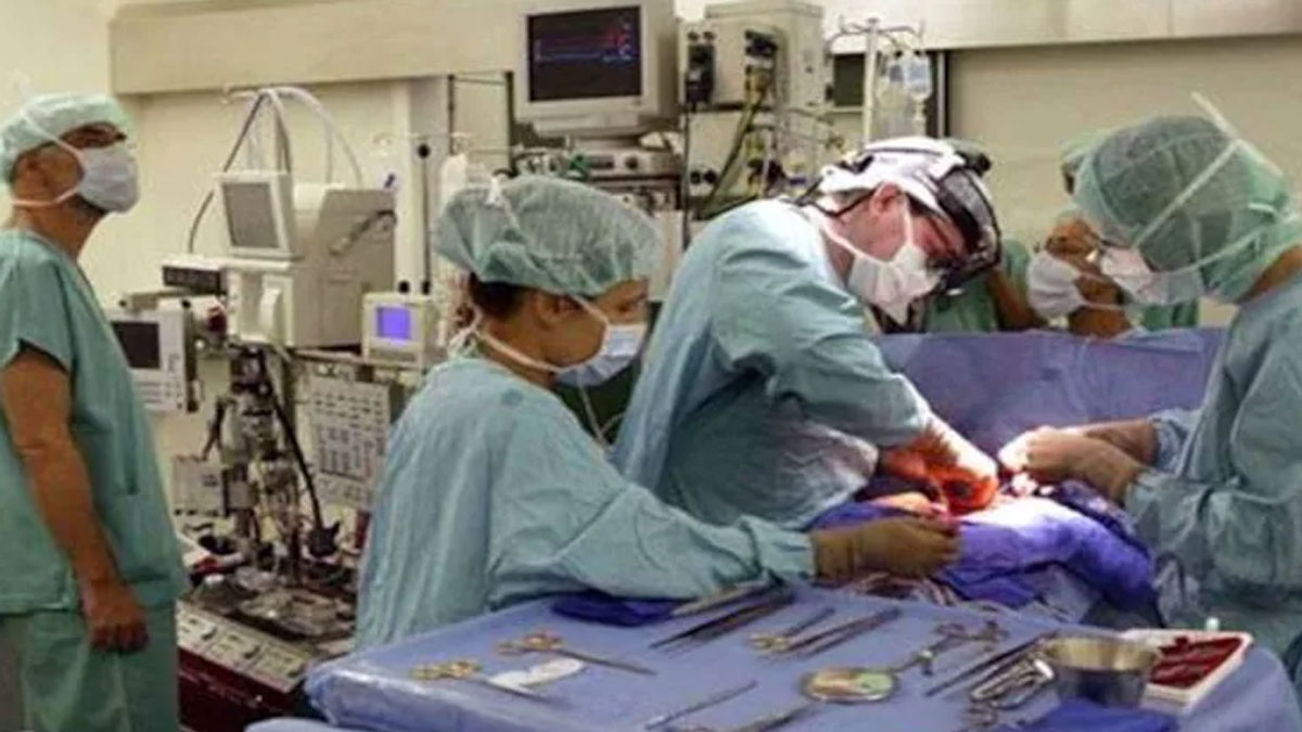 लिवर ट्रांसप्लांट के बाद अक्षत अपनी बहनों के साथ