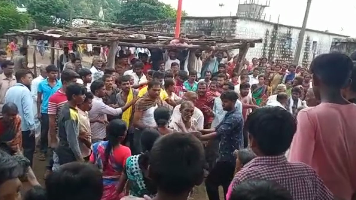 जादू- टोना के शक में 7 लोगों को बीच चौराहे पर बांधकर पीटा