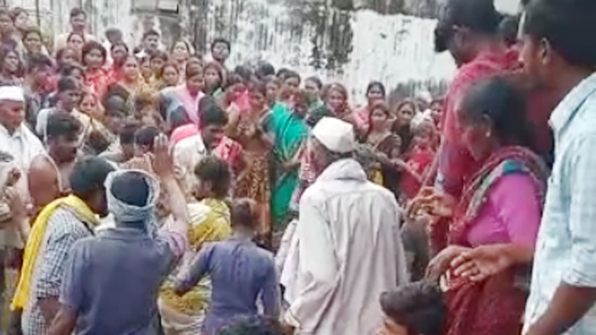 जादू- टोना के शक में 7 लोगों को बीच चौराहे पर बांधकर पीटा