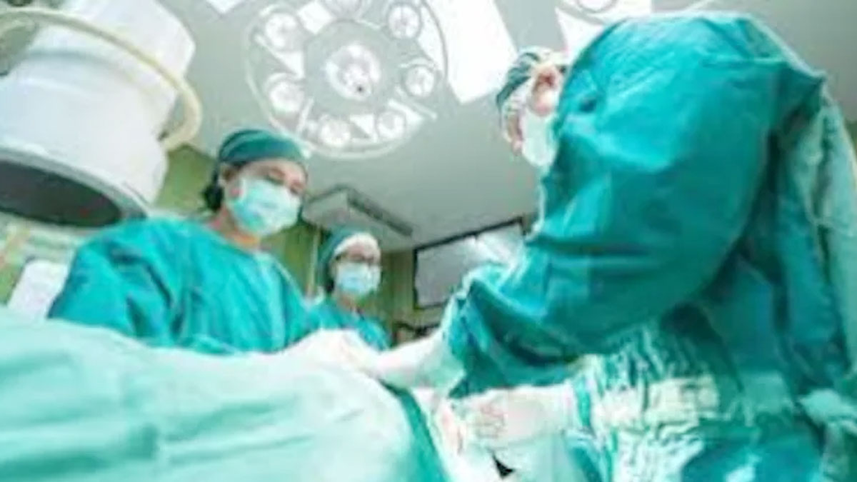 लिवर ट्रांसप्लांट के बाद अक्षत अपनी बहनों के साथ