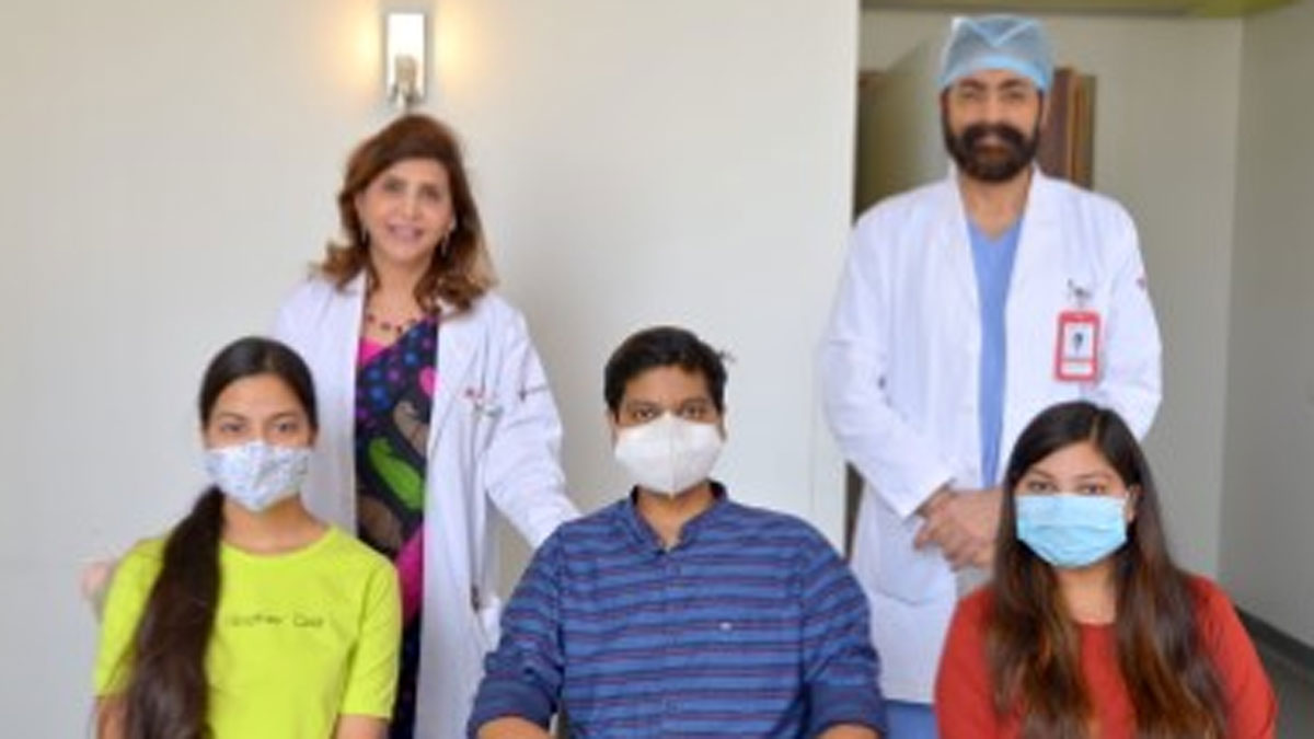 लिवर ट्रांसप्लांट के बाद अक्षत अपनी बहनों के साथ