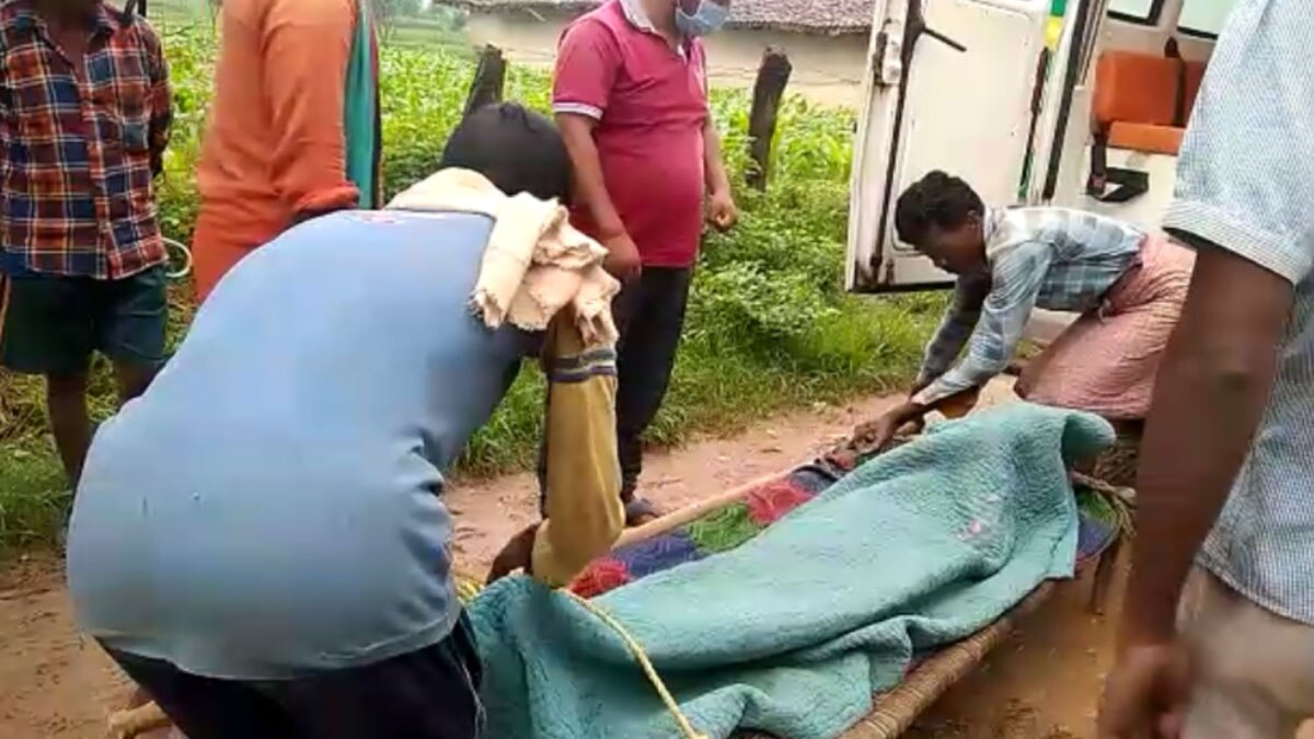 घर तक नहीं पहुंची एंबुलेंस बुजुर्ग महिला को खाट पर ढोना पड़ा 