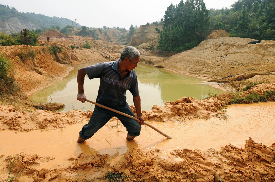 ज्यादातर उत्खनन और रिफाइनिंग चीन में 