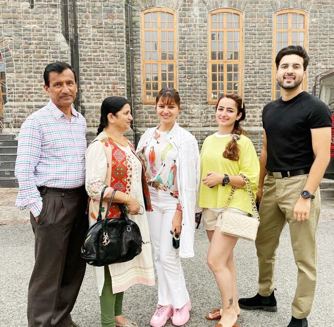 रुबीना दिलैक फैमिली के साथ 