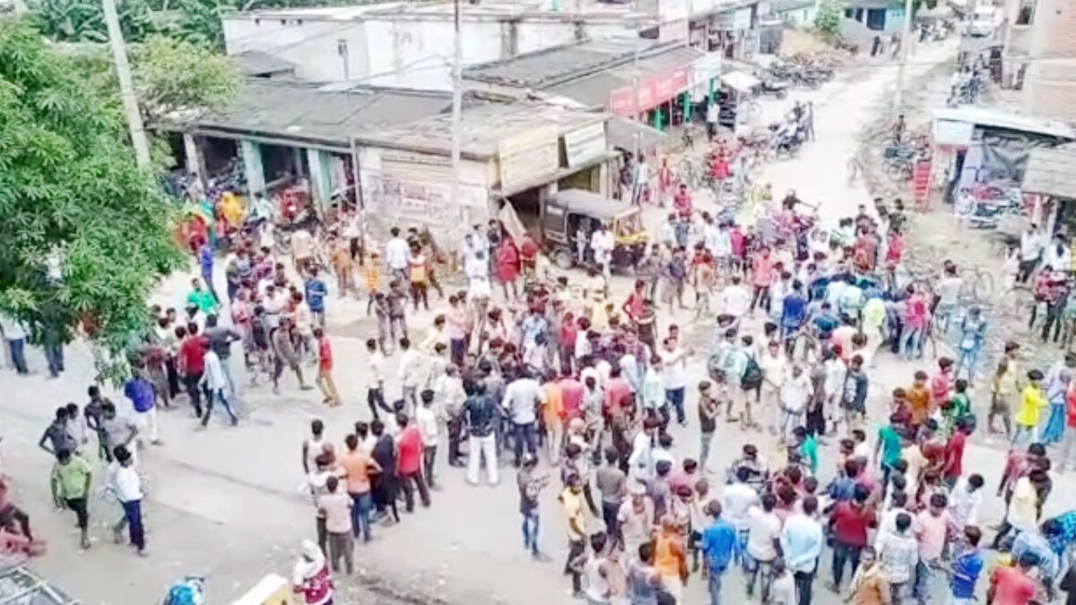 कोचिंग छात्राओं से छेड़खानी के बाद जबरदस्त बवाल