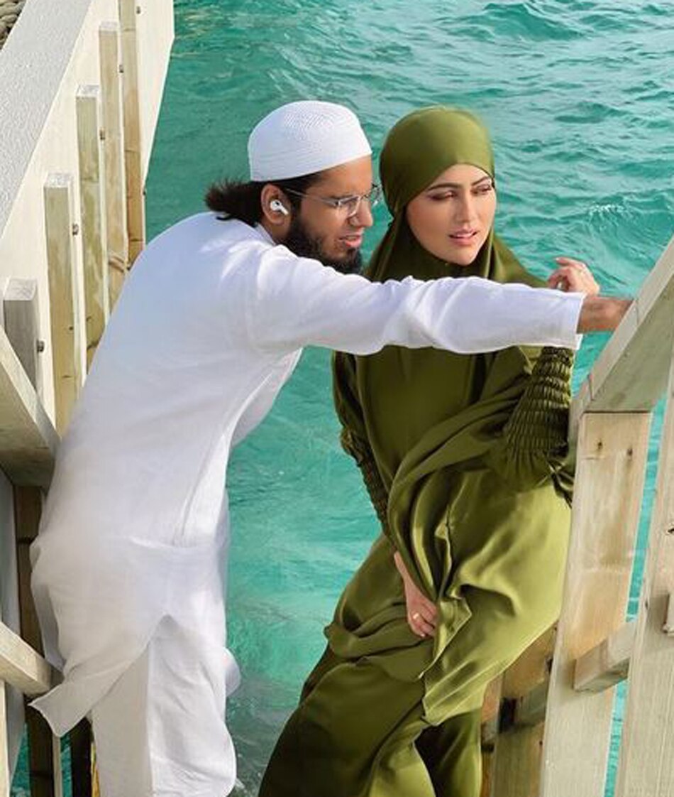 पति संग सना