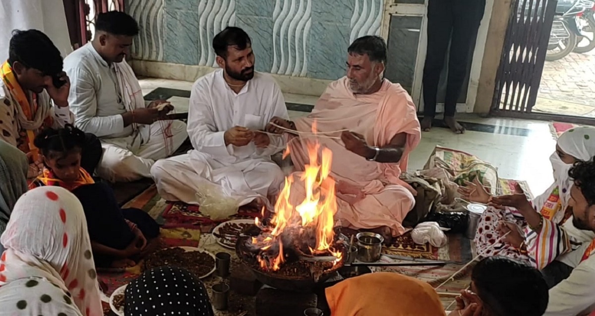 महंत ने कराया पूजा पाठ