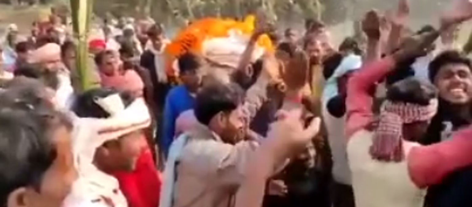 आर्केस्ट्रा डांसर के साथ निकली शव यात्रा