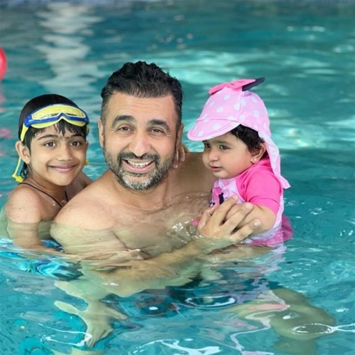 राज कुंद्रा बच्चों के साथ 