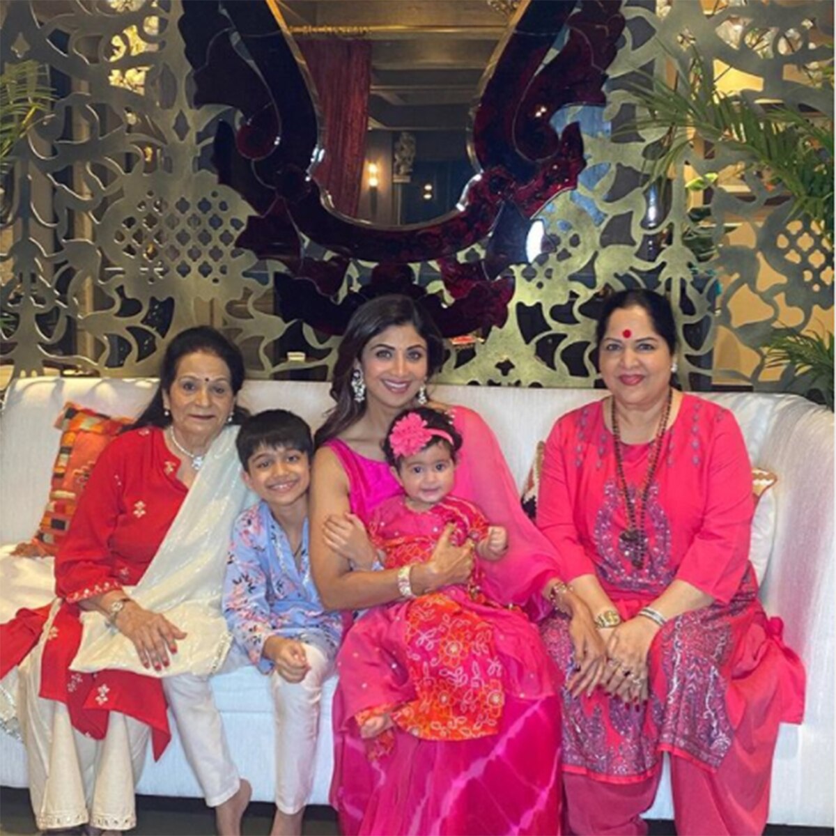 श‍िल्पा-समीशा फैमिली के साथ 