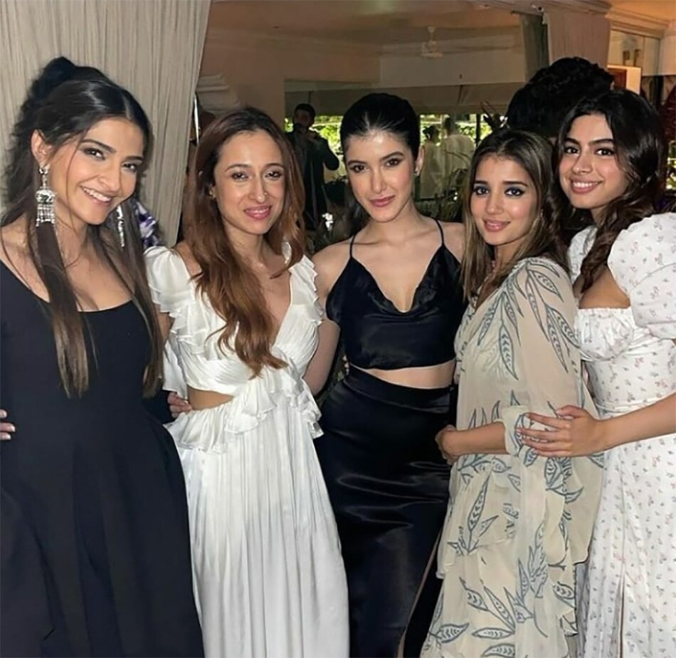 सोनम कपूर रिश्तेदारों के साथ 