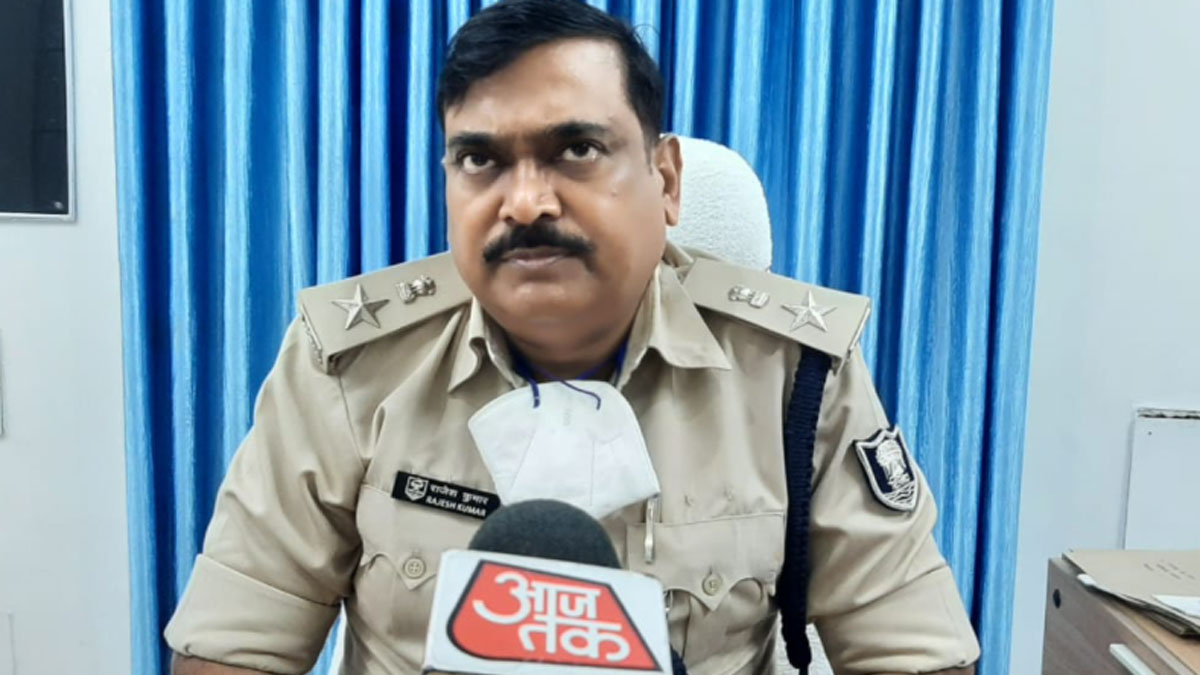 बीच सड़क पुलिस वालों ने बाइक सवार को मारे थप्पड़ 