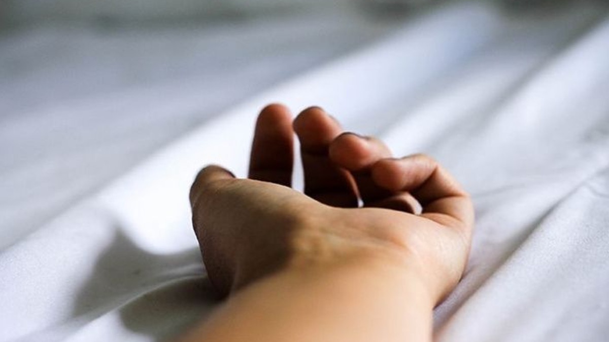 wife and daughter hanging 